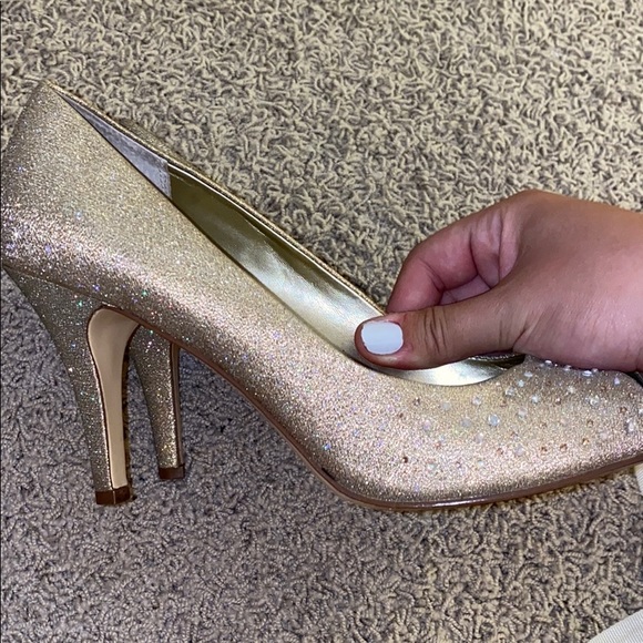 Barely worn gold high heels - Picture 2 of 3